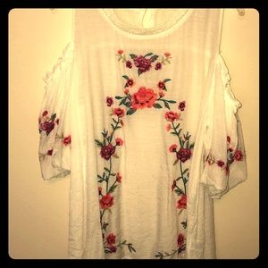 💵Umgee Spanish embroidered top.